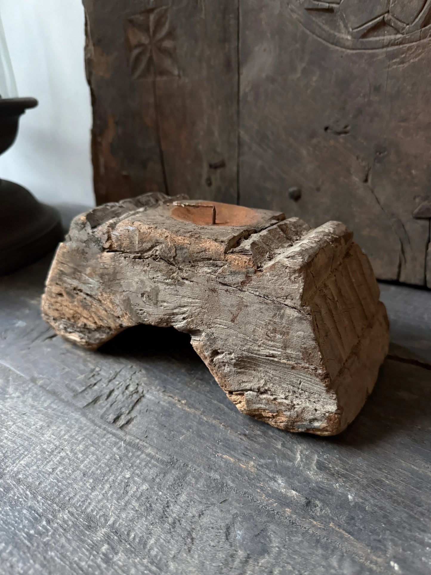 Authentieke, handgemaakte houten kandelaar op een rustieke houten tafel, landelijke woonstijl
