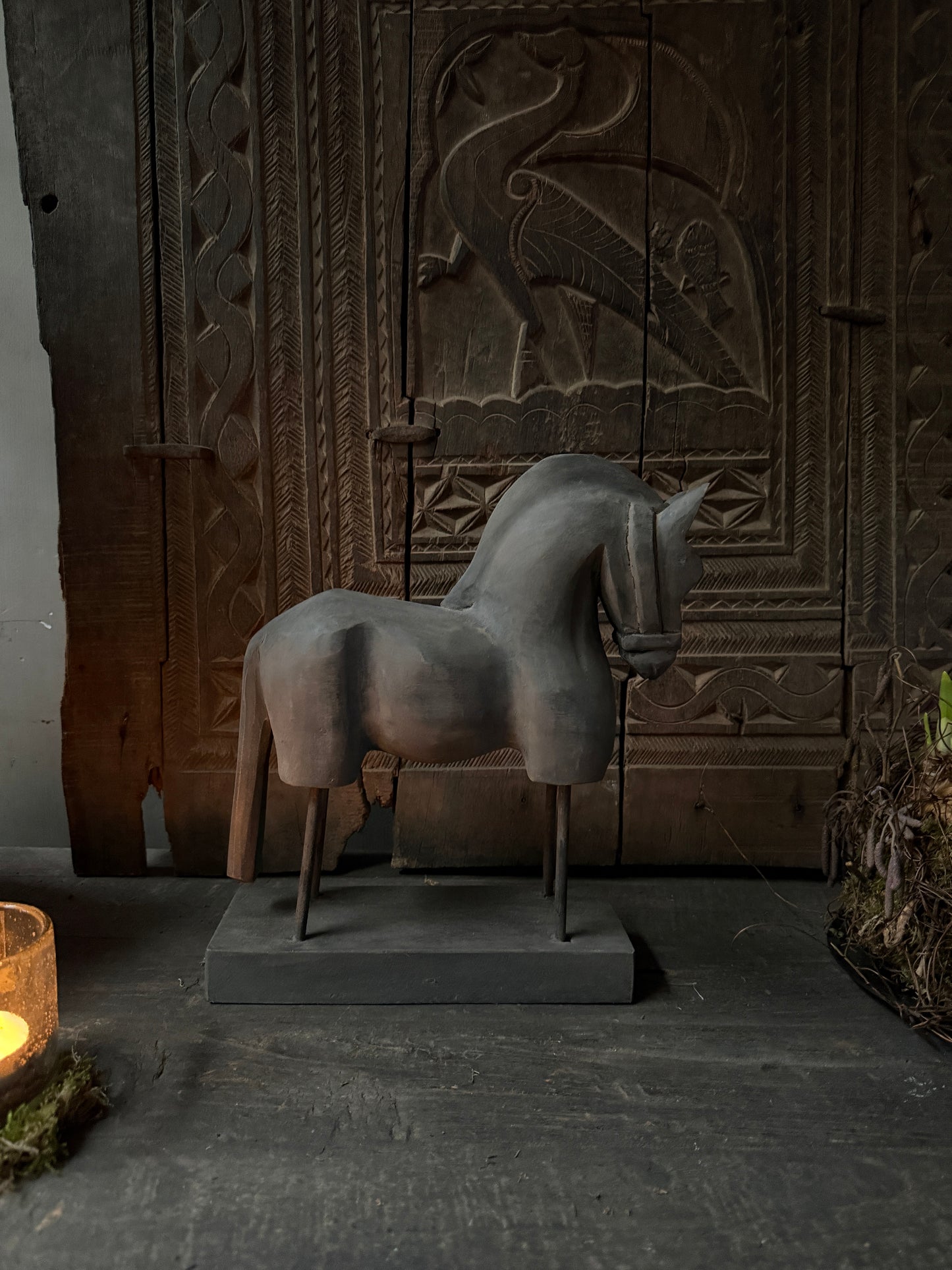 Houten paard op standaard s