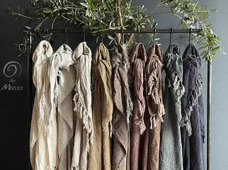 Handgemaakte sobere plaids in neutrale tinten aan rek, landelijke woonaccessoires My Sober Home