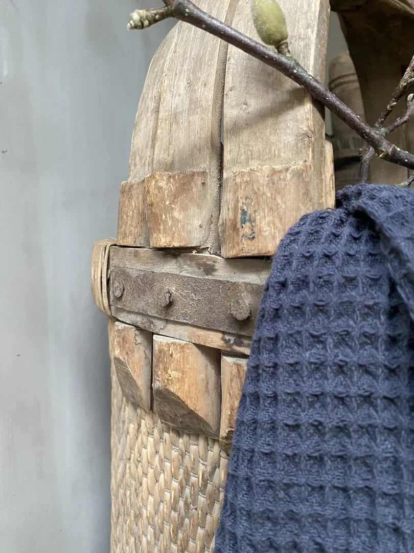 Handgemaakte, authentieke houten plukmand met landelijke uitstraling bij My Sober Home