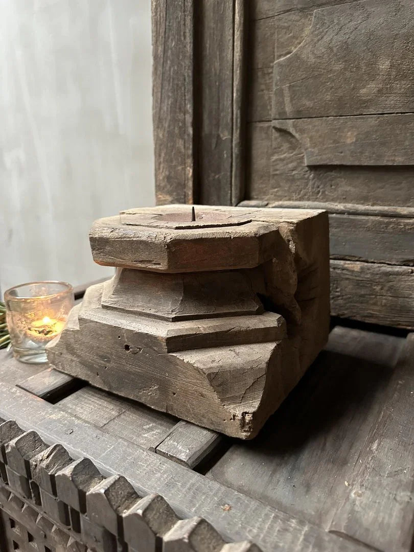 Authentieke handgemaakte houten kandelaar op sobere vintage tafel, My Sober Home woonaccessoire