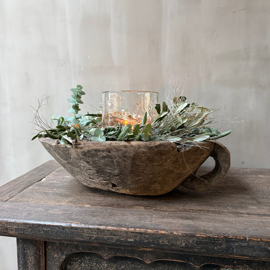 Oude schaal met handvat