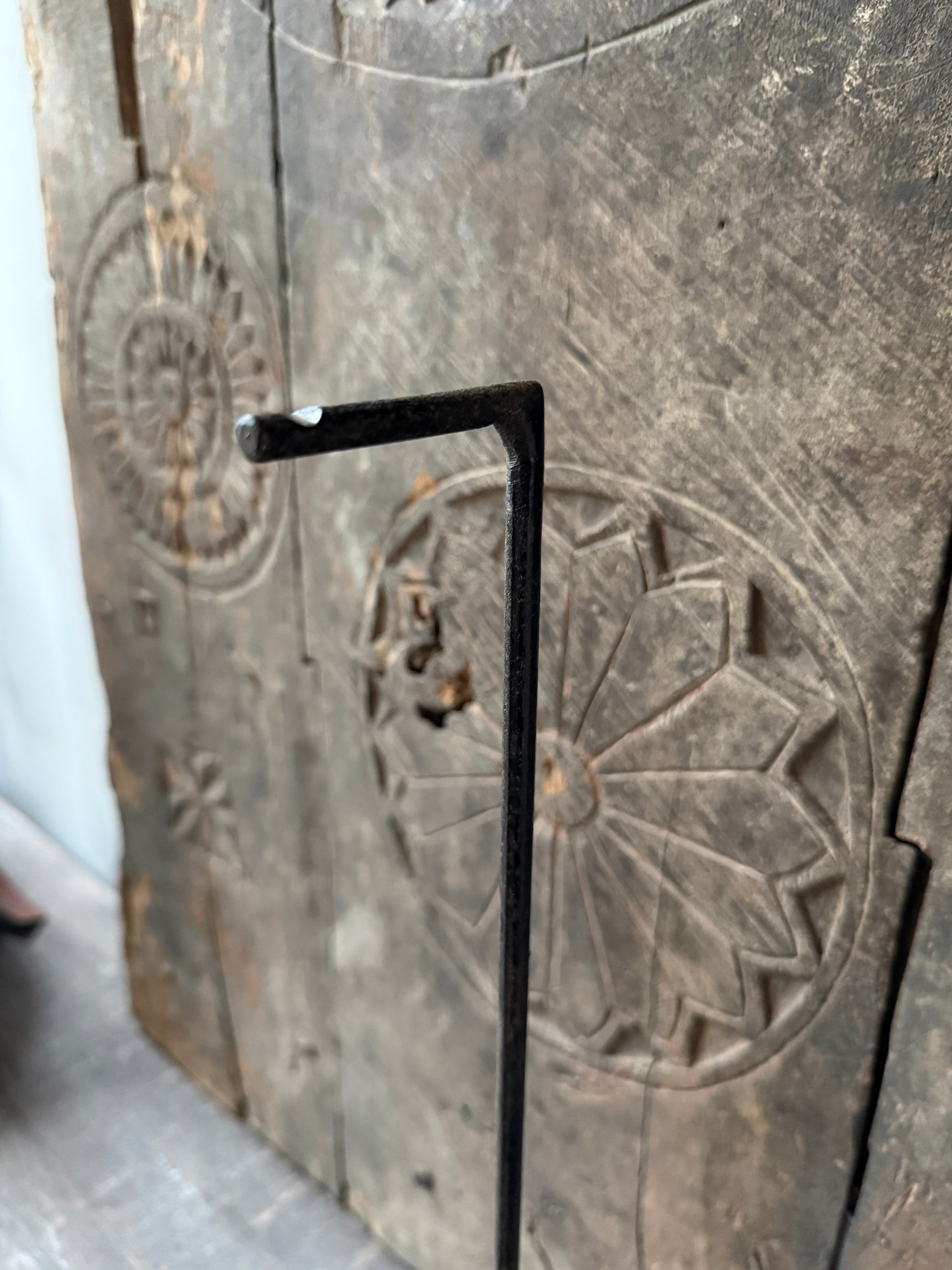 Handgemaakte metalen standaard voor woonaccessoires, voor verweerd houten paneel met reliëf.