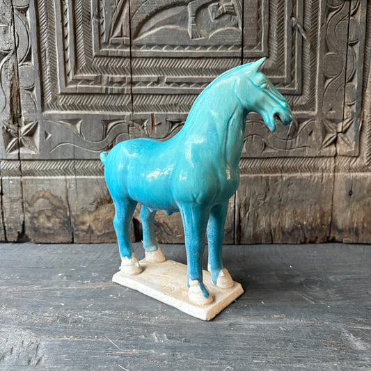 Terracotta paard blauw naar links kijkend