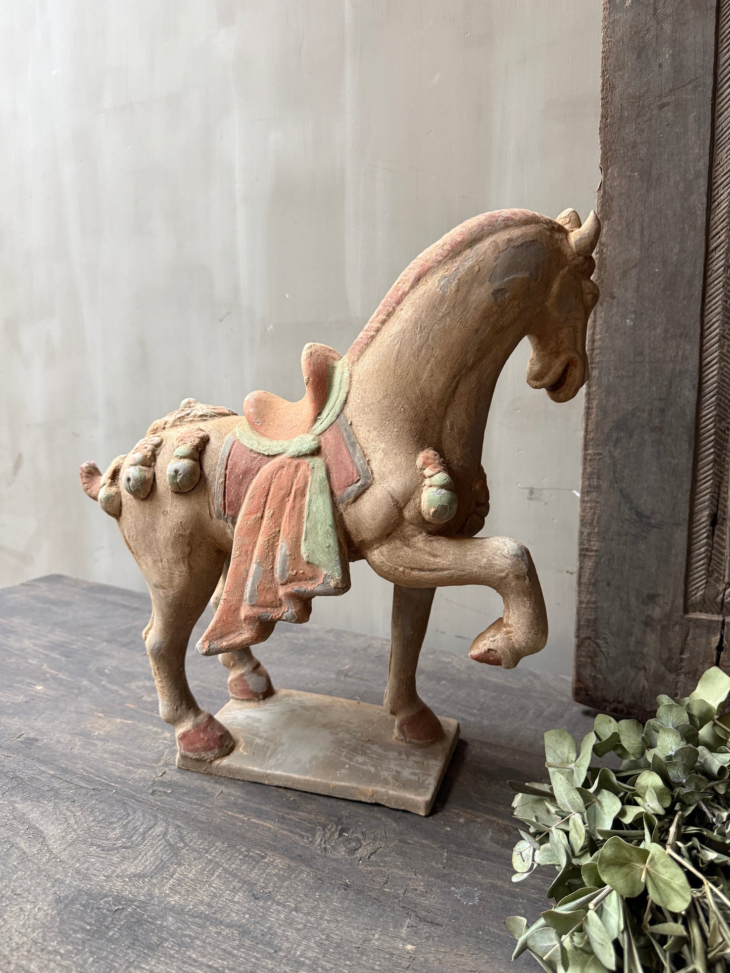 Terracotta paard naar links kijkend