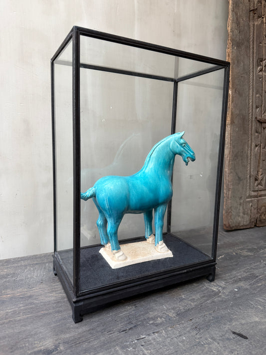 Terracotta paard blauw naar rechts kijkend