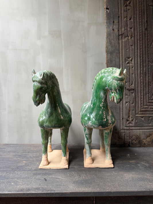 Terracotta paard groen naar links kijkend