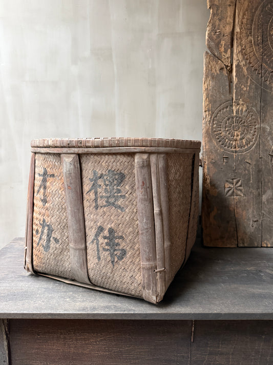 Authentieke handgemaakte rieten mand met Aziatische tekens, landelijk en sober woonaccessoire