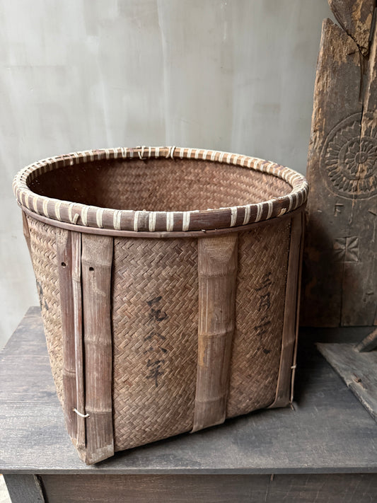 Handgemaande vintage rieten mand met oosterse tekens, landelijk woonaccessoire My Sober Home