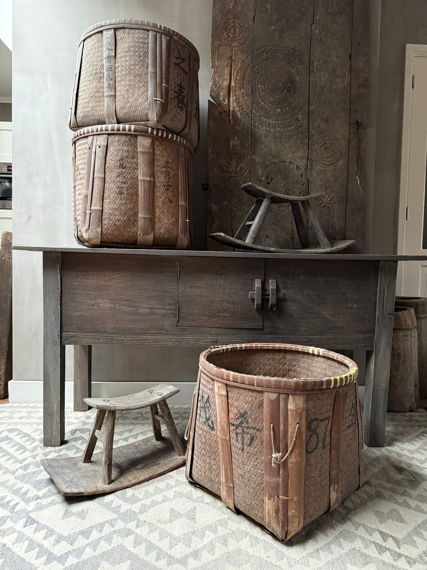 Authentieke handgemaakte rotan manden en houten krukjes, landelijk interieur My Sober Home