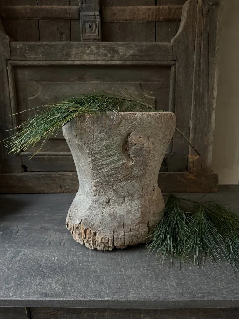 Authentieke handgemaakte houten vijzel met dennentakken, landelijk sober interieur decoratie