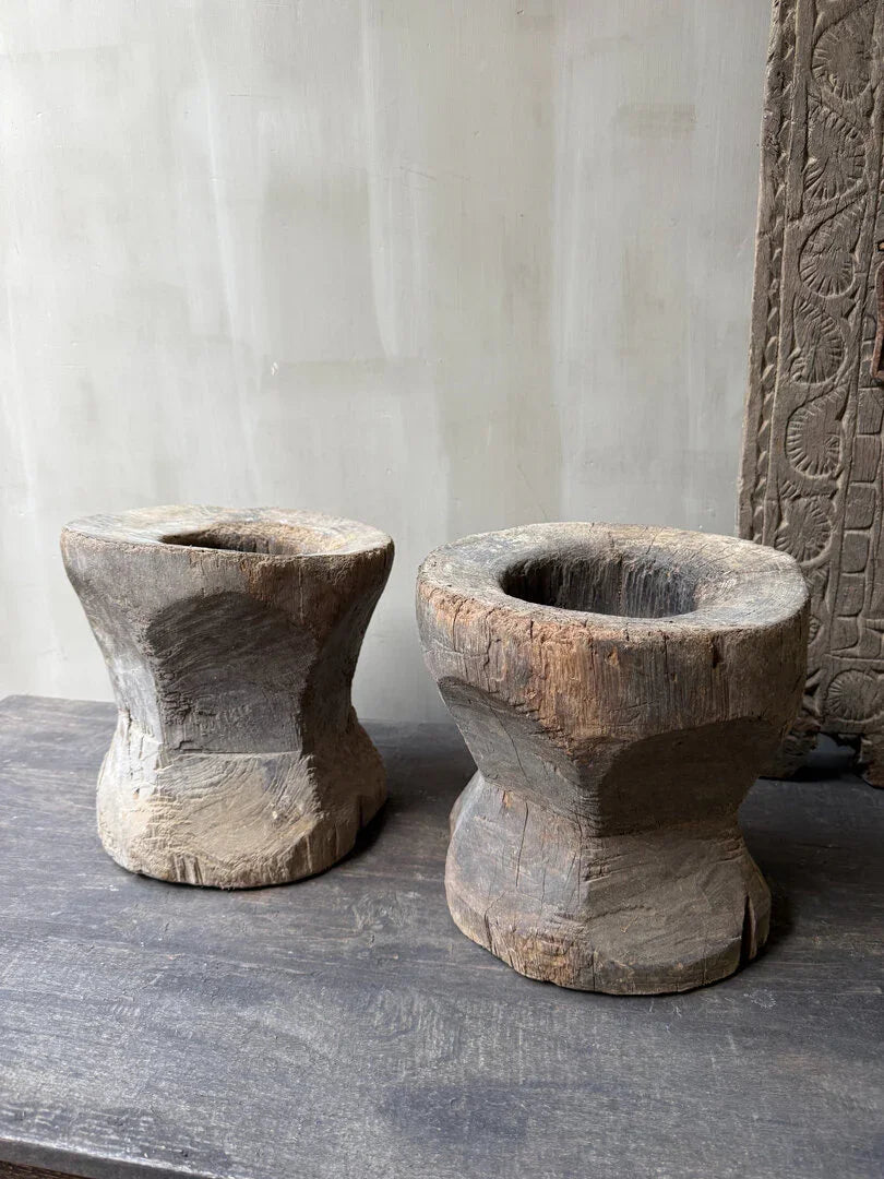 Twee authentieke houten vijzels, handgemaakt, landelijke woonaccessoire bij My Sober Home