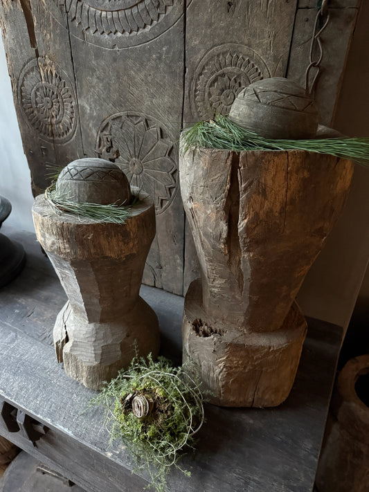 Handgemaakte houten vijzelset met decoratief groen, landelijke sobere woonaccessoires