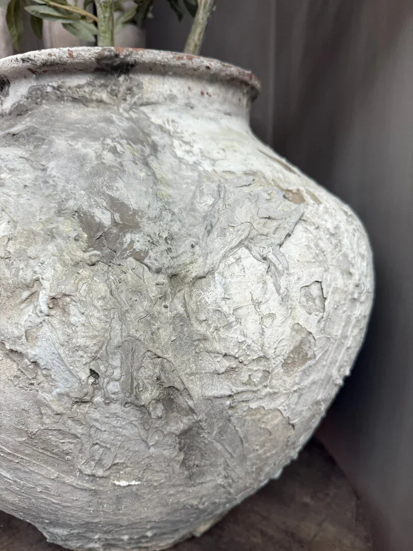 Authentieke, handgemaakte waterkruik met ruwe textuur, sober landelijk woonaccessoire