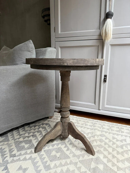 Authentieke houten wijntafel in sober landelijk interieur bij My Sober Home