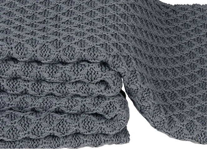 Grijze gebreide woondeken close-up, handgemaakt, landelijke stijl, My Sober Home