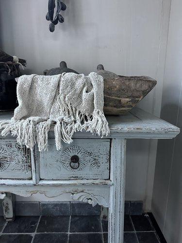 Oude houten schaal en beige plaid op landelijke, handgemaakte tafeldecoratie van My Sober Home