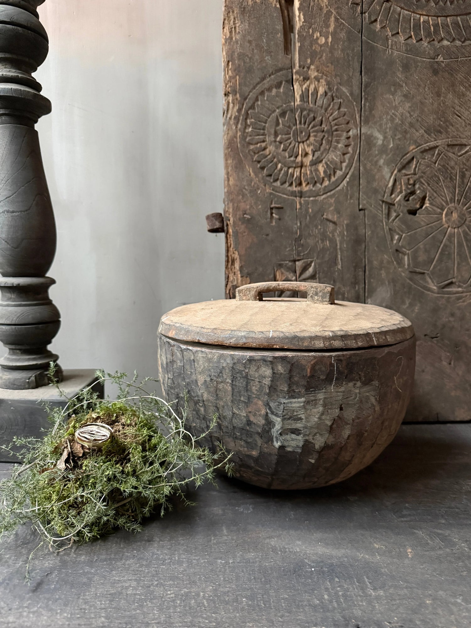 Authentieke houten bak met deksel en handvat, landelijke, sobere woondecoratie, My Sober Home