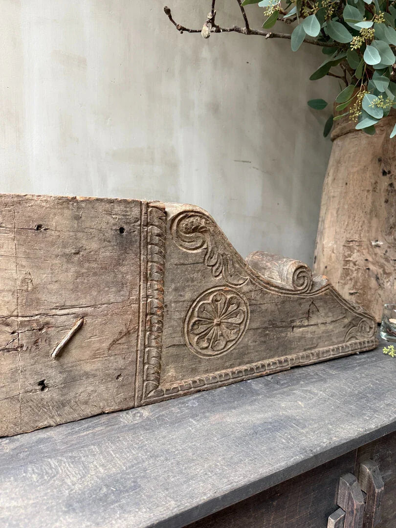 Authentiek houten bouwornament met handgesneden details, sobere landelijke woondecoratie