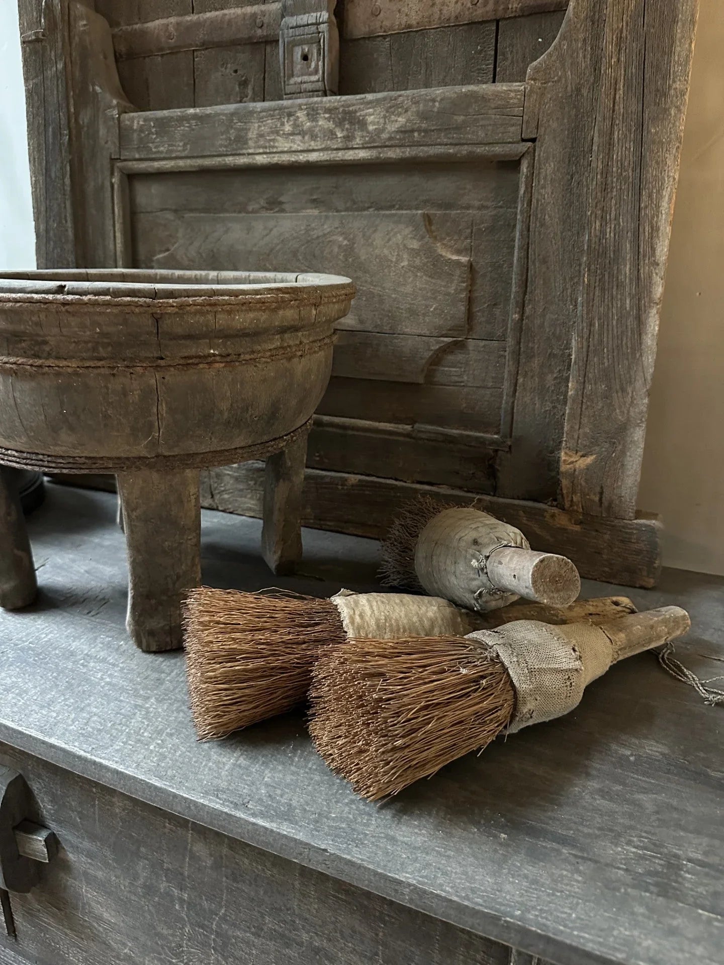 Rustieke handgemaakte Chinese borstels en houten schaal op oud houten meubel, sober interieur