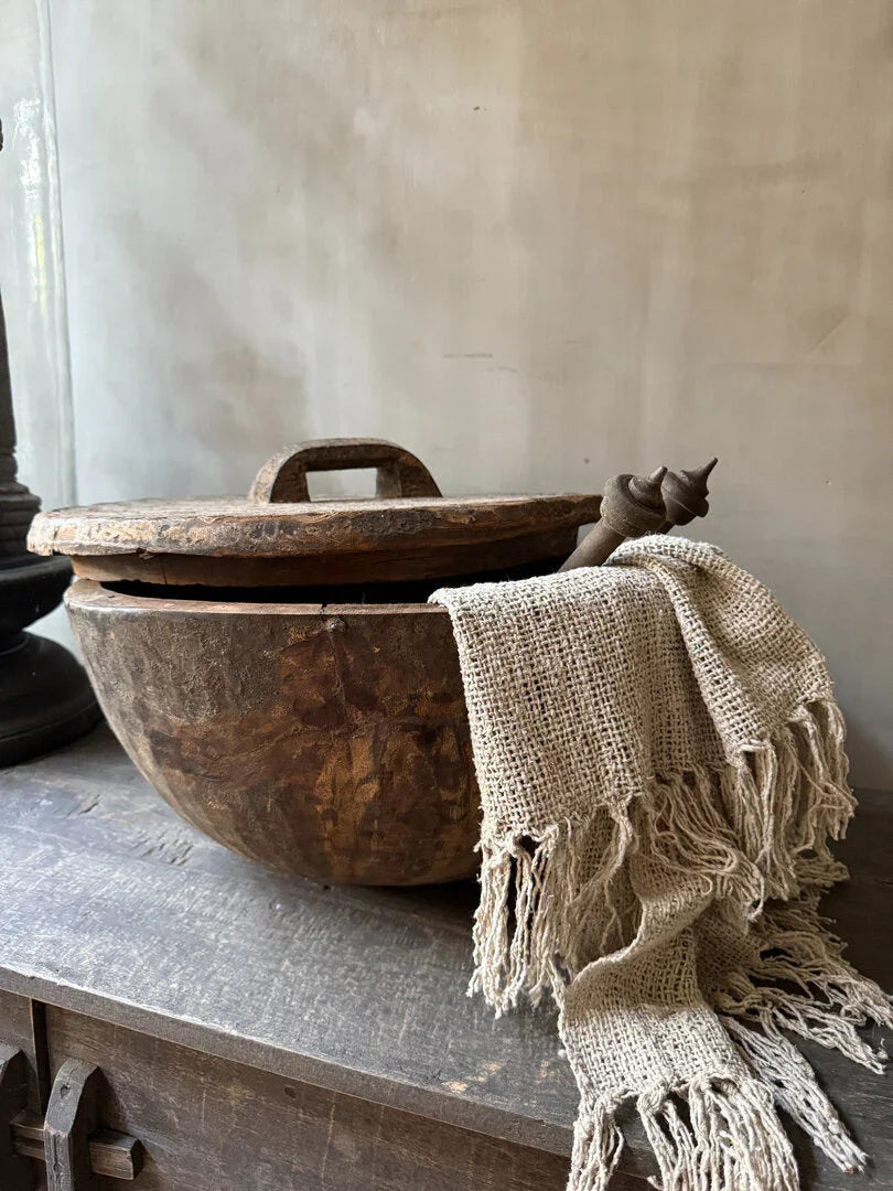 Authentieke houten bak met deksel en linnen doek, landelijke woonaccessoire My Sober Home