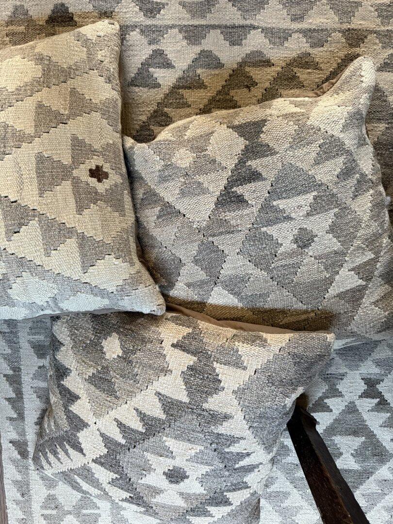 Handgemaakte Kelim kussens met grijze en beige patronen voor landelijk sober interieur