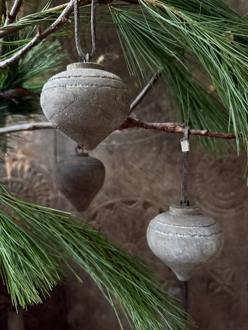 Handgemaakte sobere kerst hanger van hout aan dennentak, landelijke decoratie My Sober Home