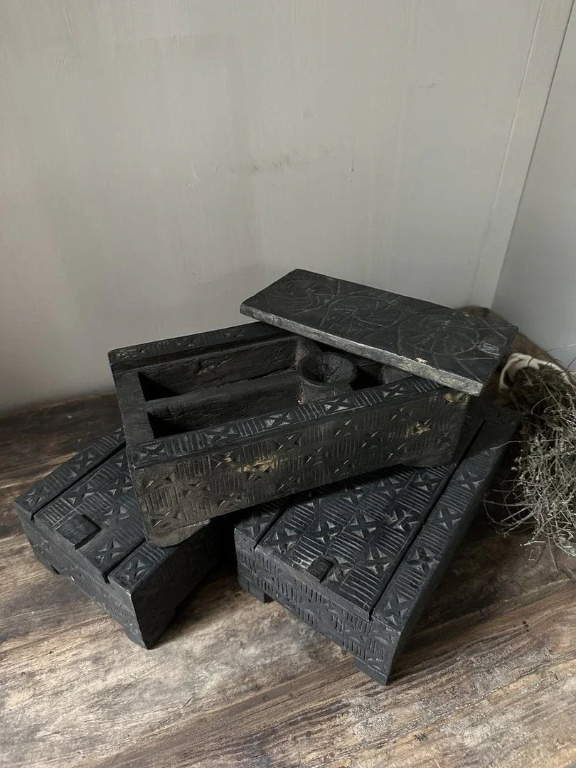 Handgemaakte zwarte houten kistjes met deksel, Indiaas design, sober interieur decoratie