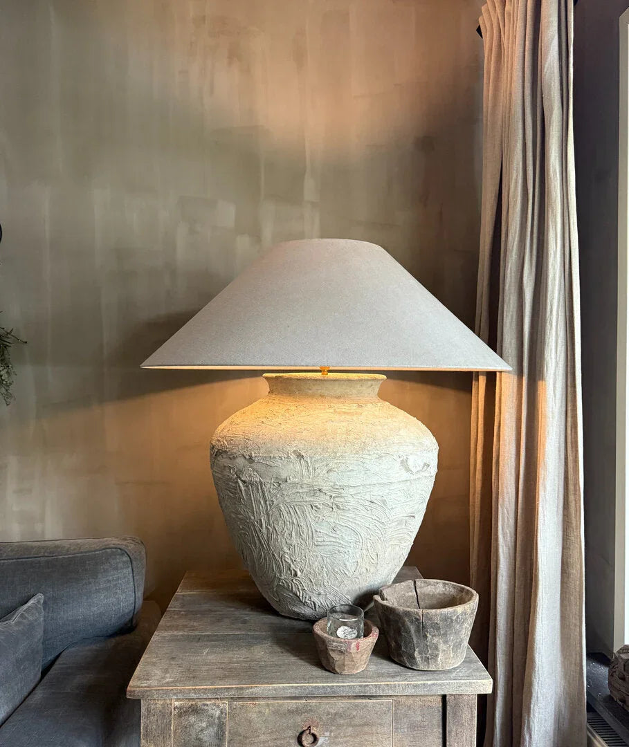 Handgemaakte kruiklamp op houten tafel in sober landelijk interieur, My Sober Home woonaccessoire