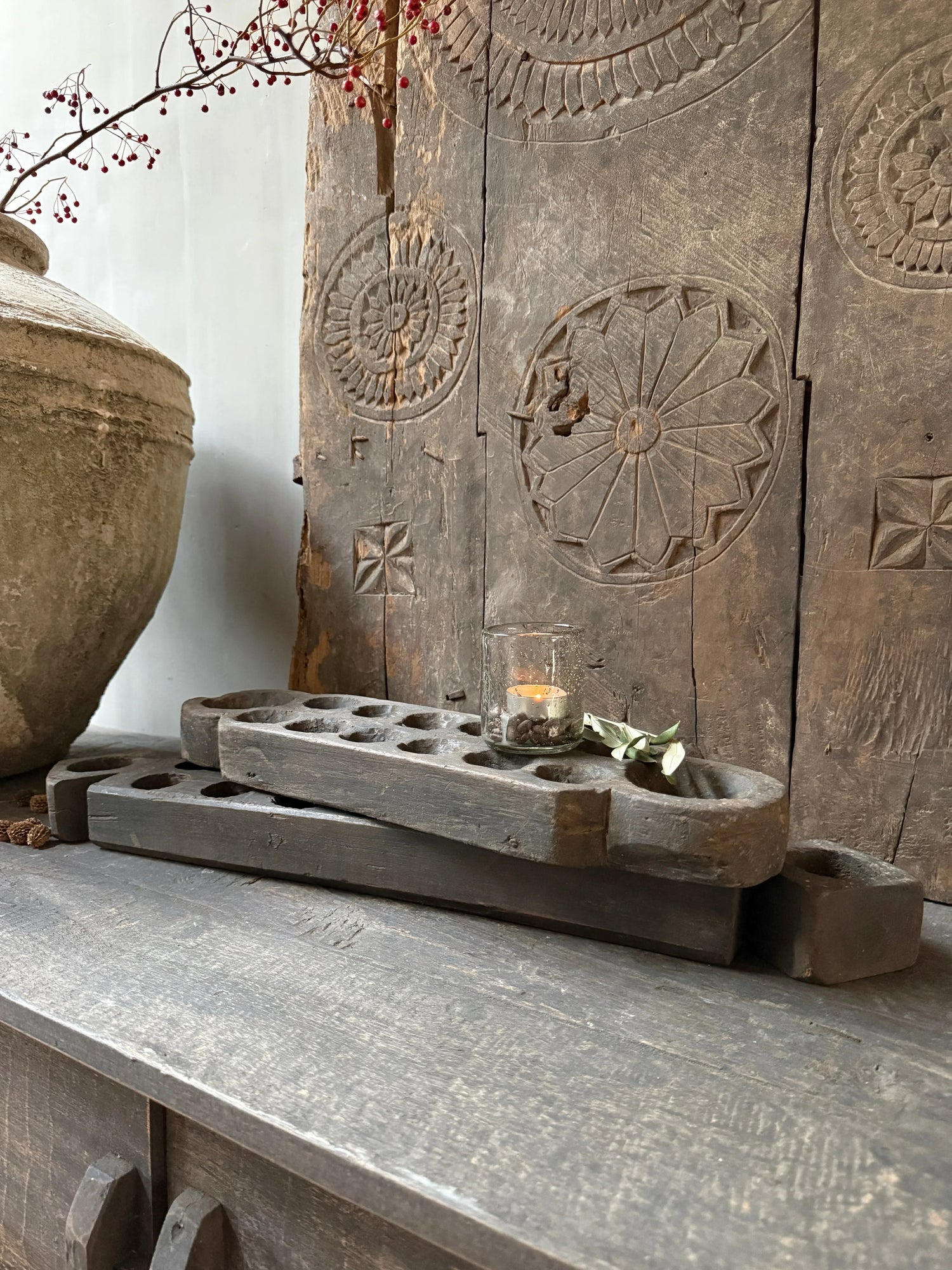 Authentieke handgemaakte houten Naga tafel met landelijke decoratie, My Sober Home