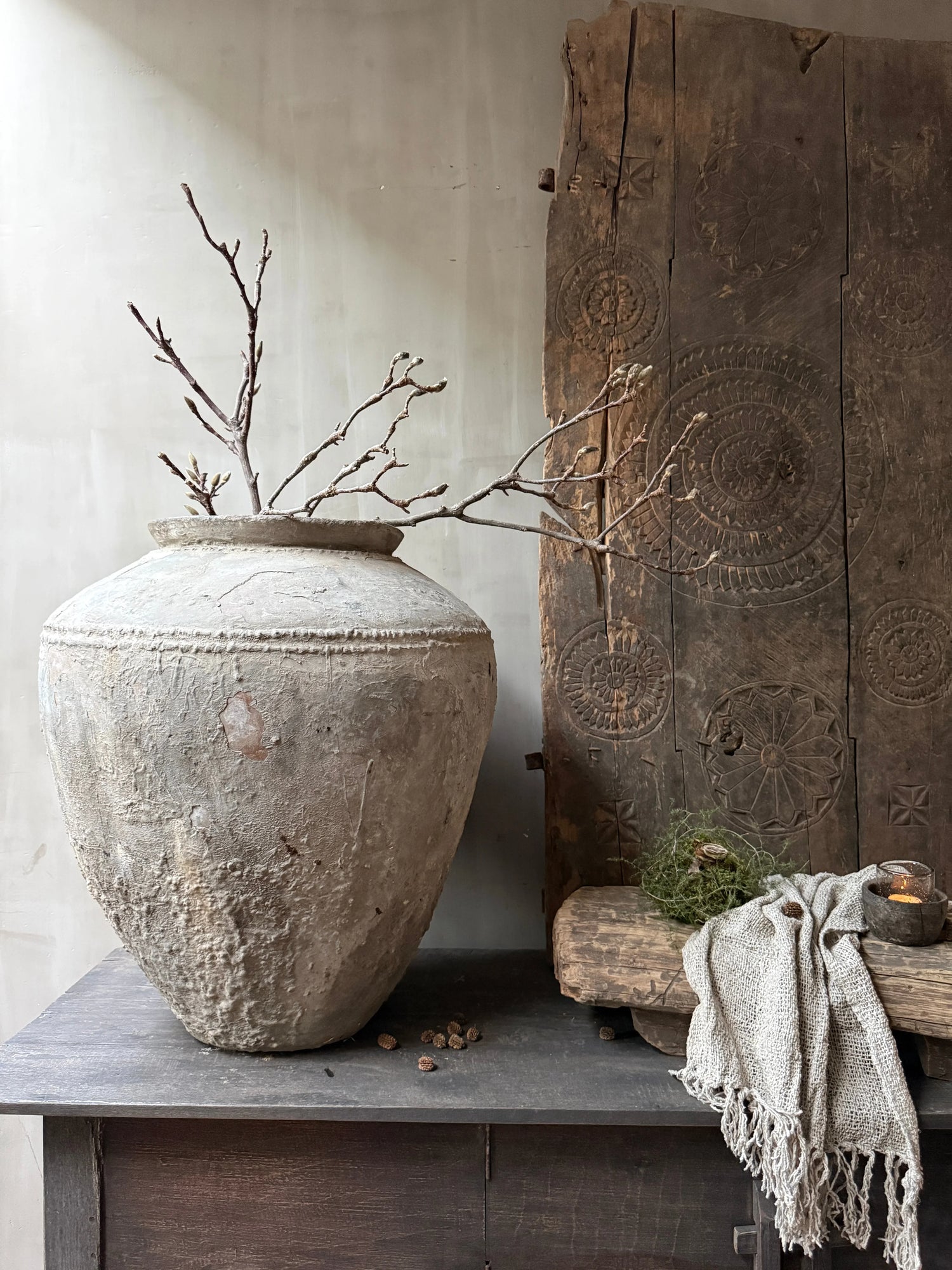 Grote, handgemaakte waterkruik met takken in sobere landelijke stijl, My Sober Home woonaccessoire