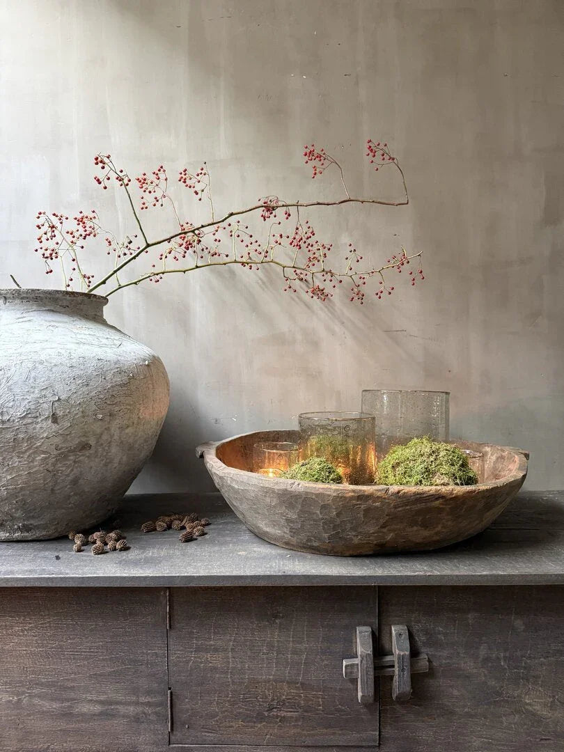 Authentieke handgemaakte houten schaal met mos en glazen, landelijke sobere woondecoratie op houten kast, My Sober Home