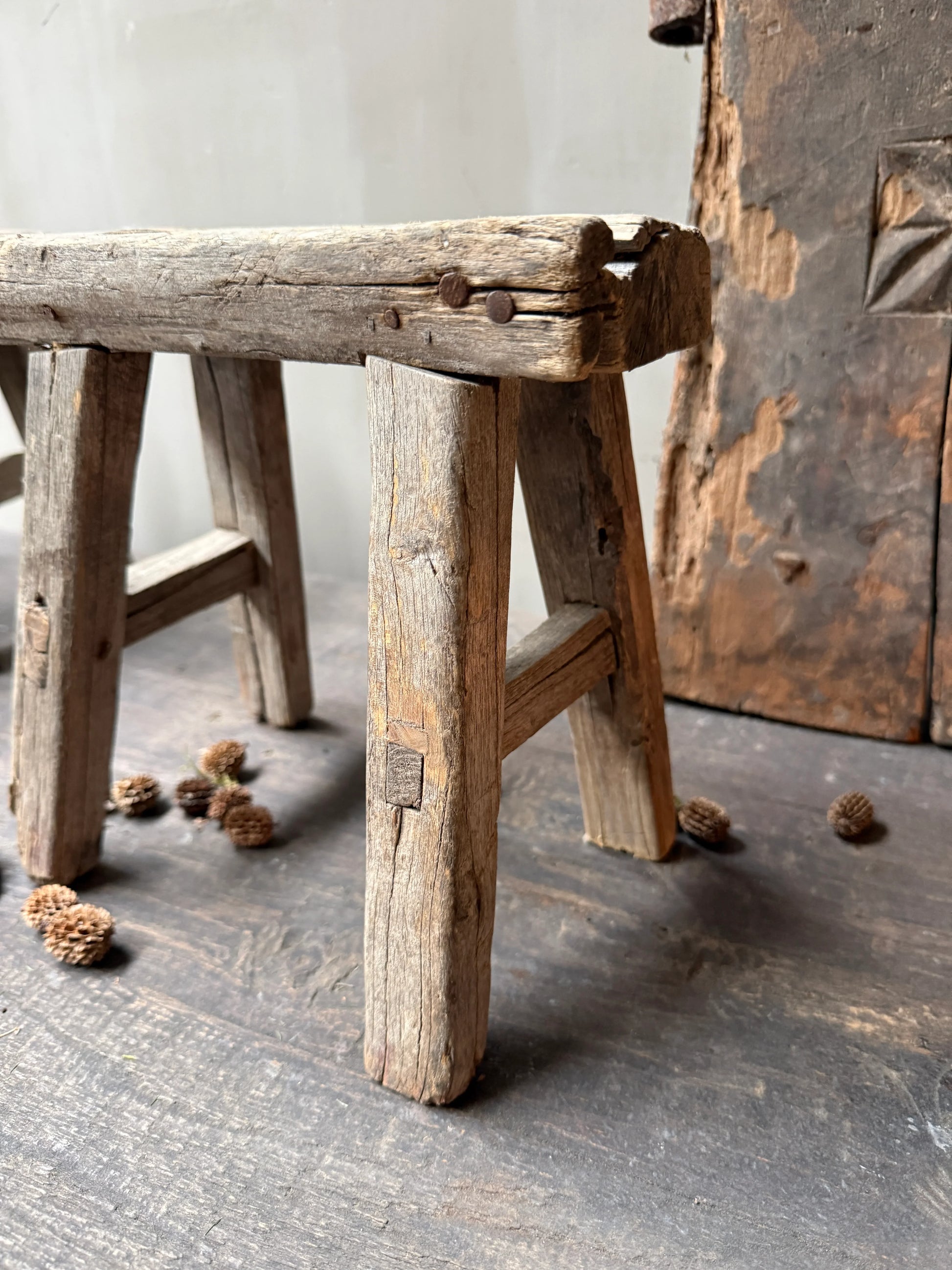 Authentiek handgemaakt houten babykrukje op houten vloer met landelijke, sobere uitstraling