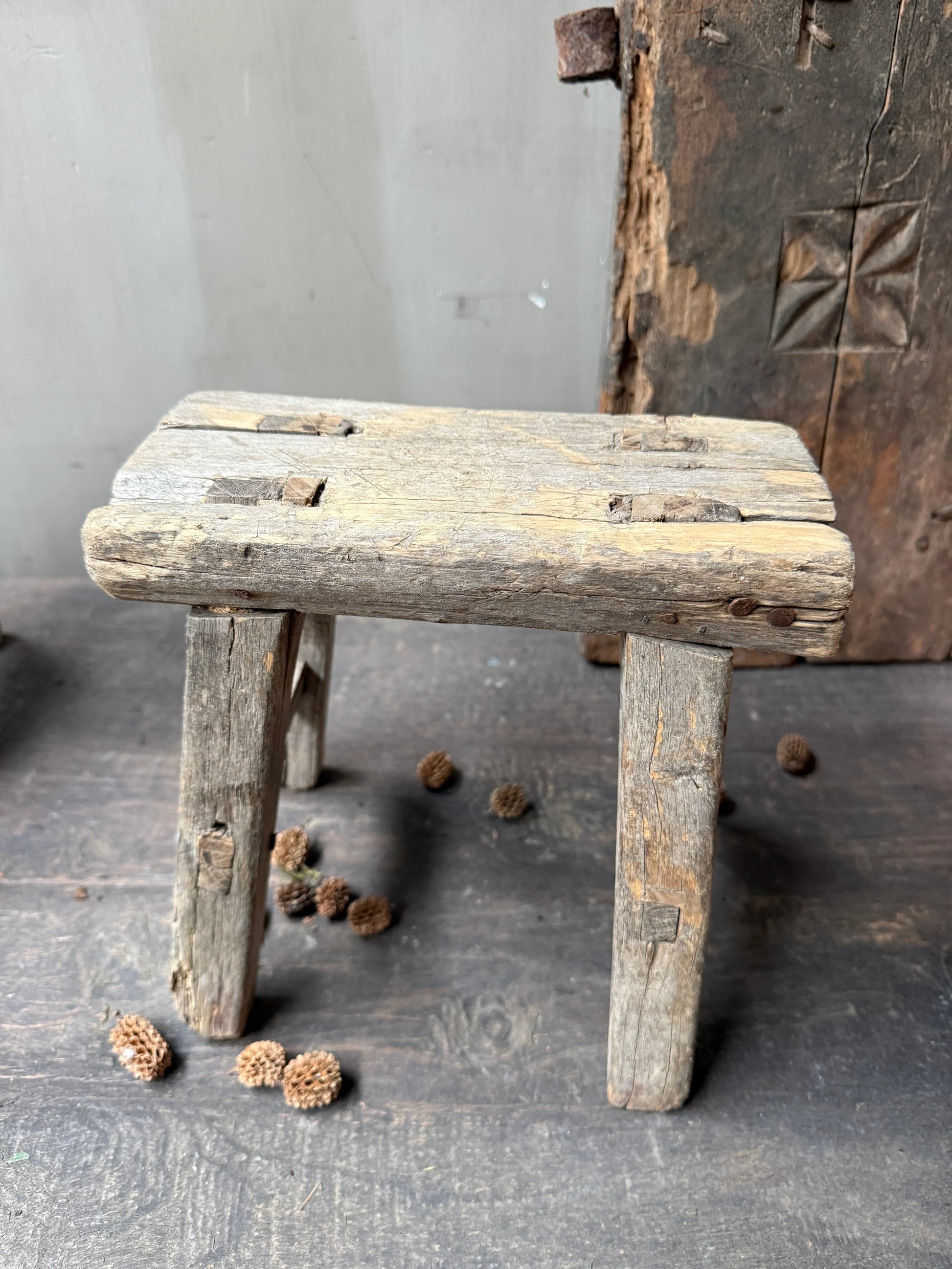 Antiek vensterbank / baby krukje - My Sober Home