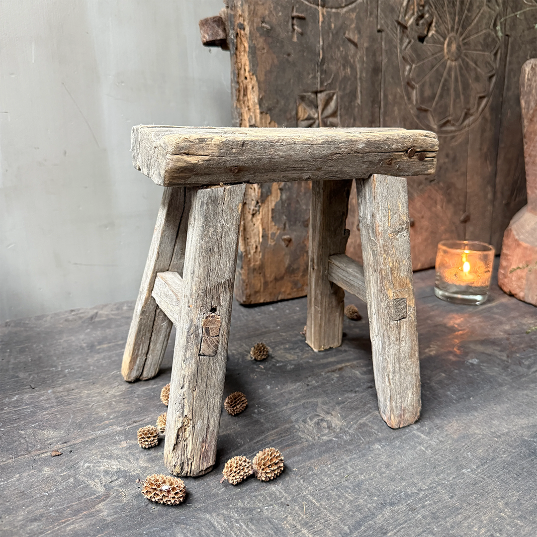 Altes Fensterbrett / Babyhocker