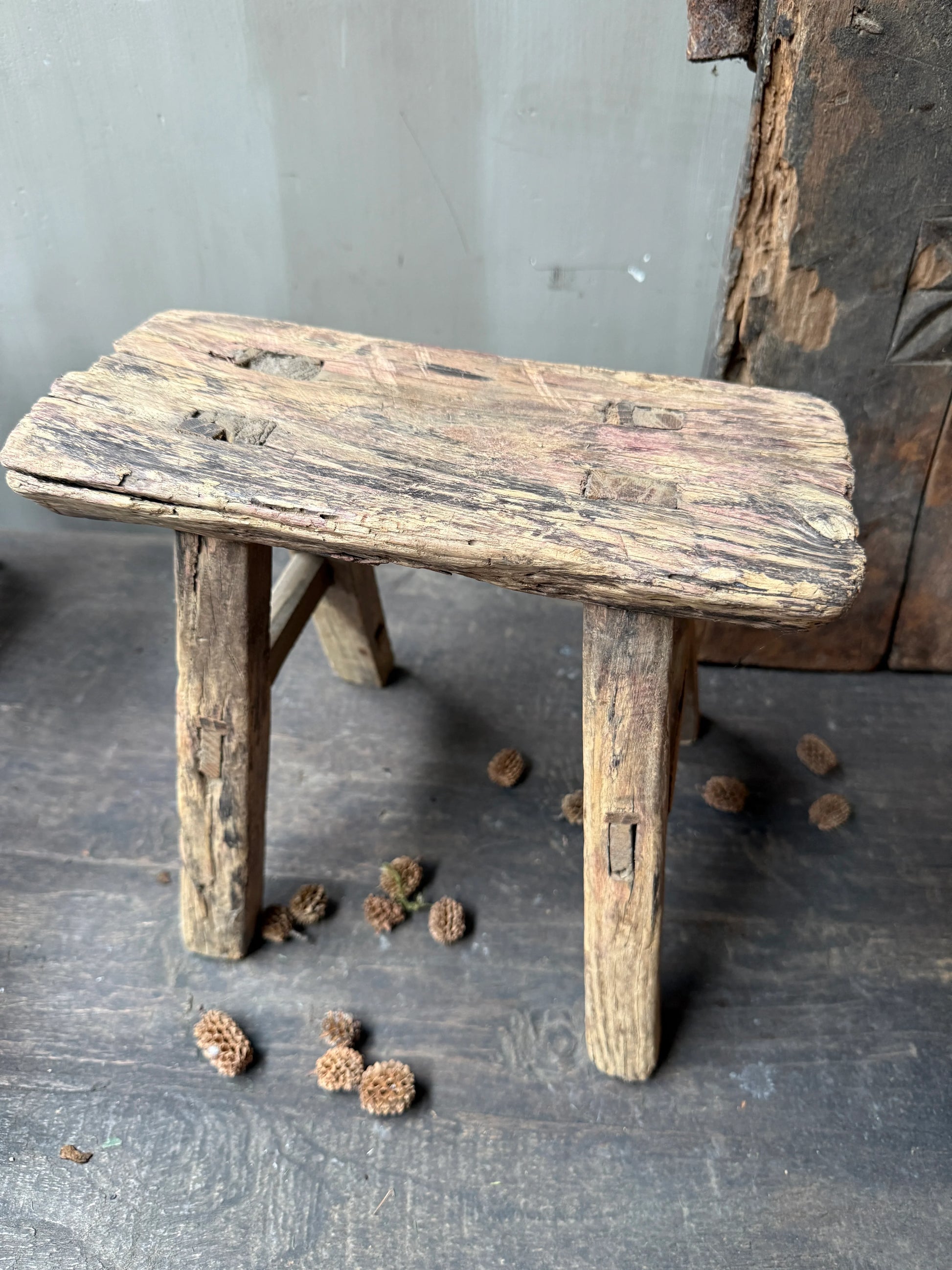Authentiek handgemaakt houten krukje met rustiek karakter, landelijk interieur accessoire