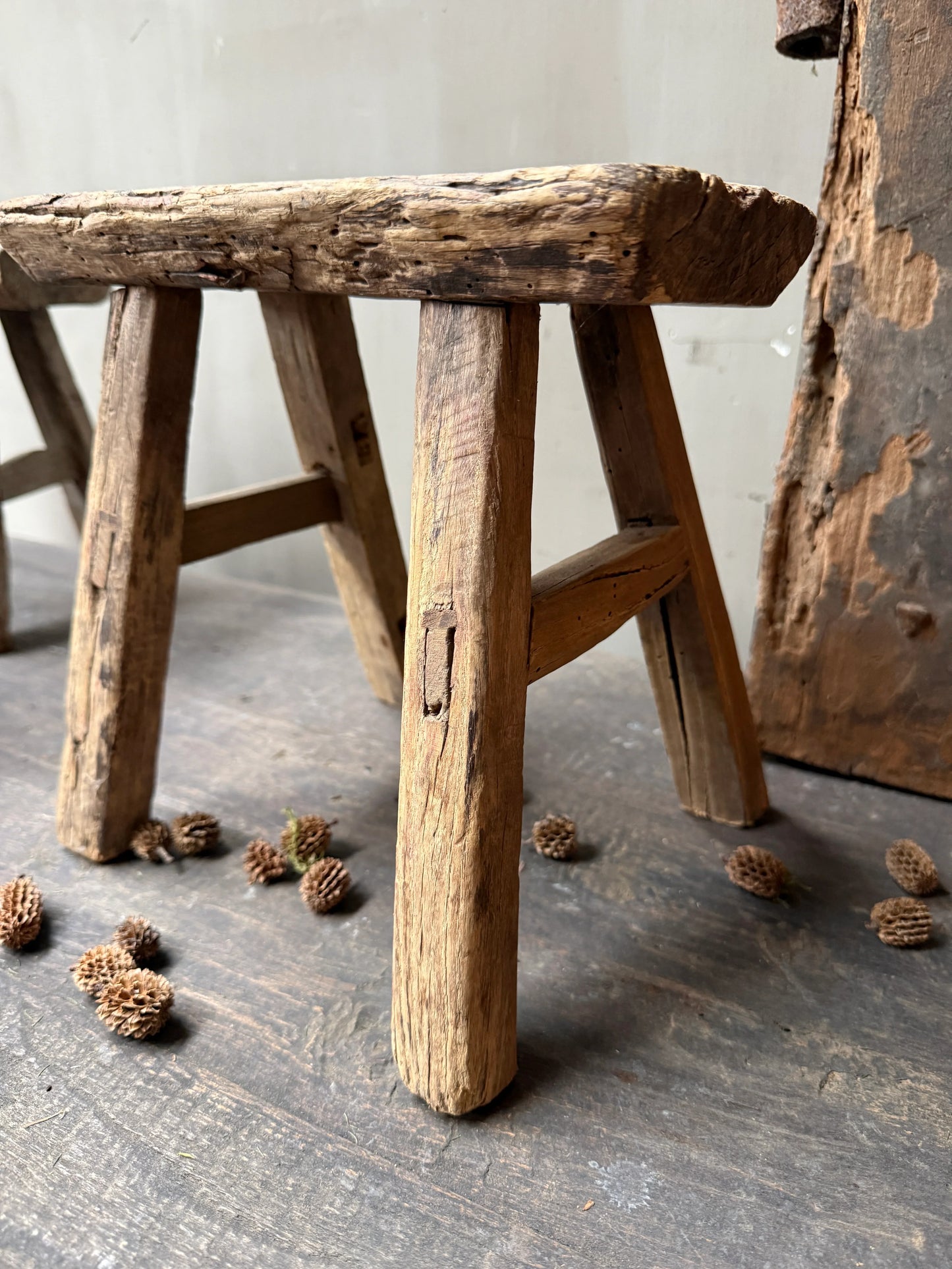 Authentiek handgemaakt houten krukje, landelijke en sobere woonaccessoire, My Sober Home