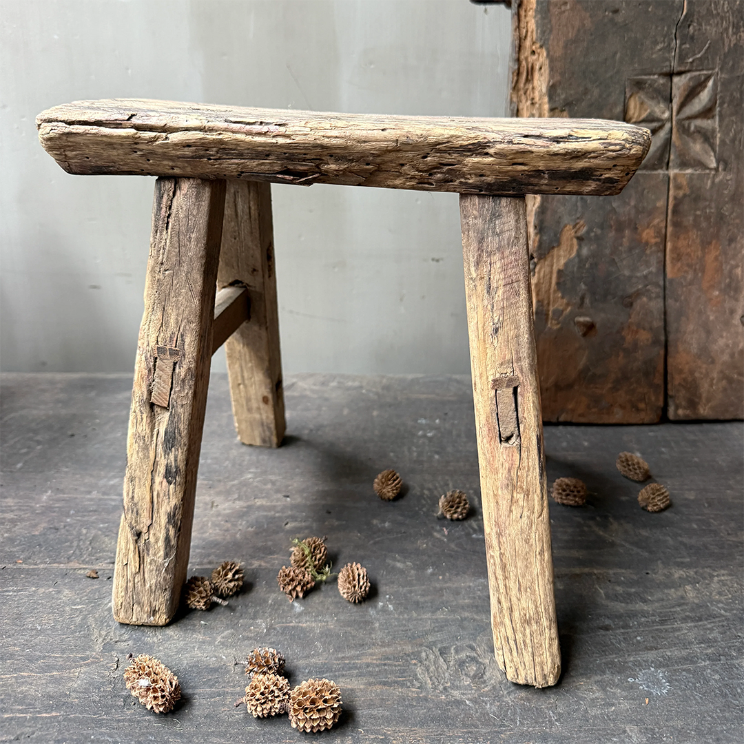 Altes Fensterbrett / Babyhocker