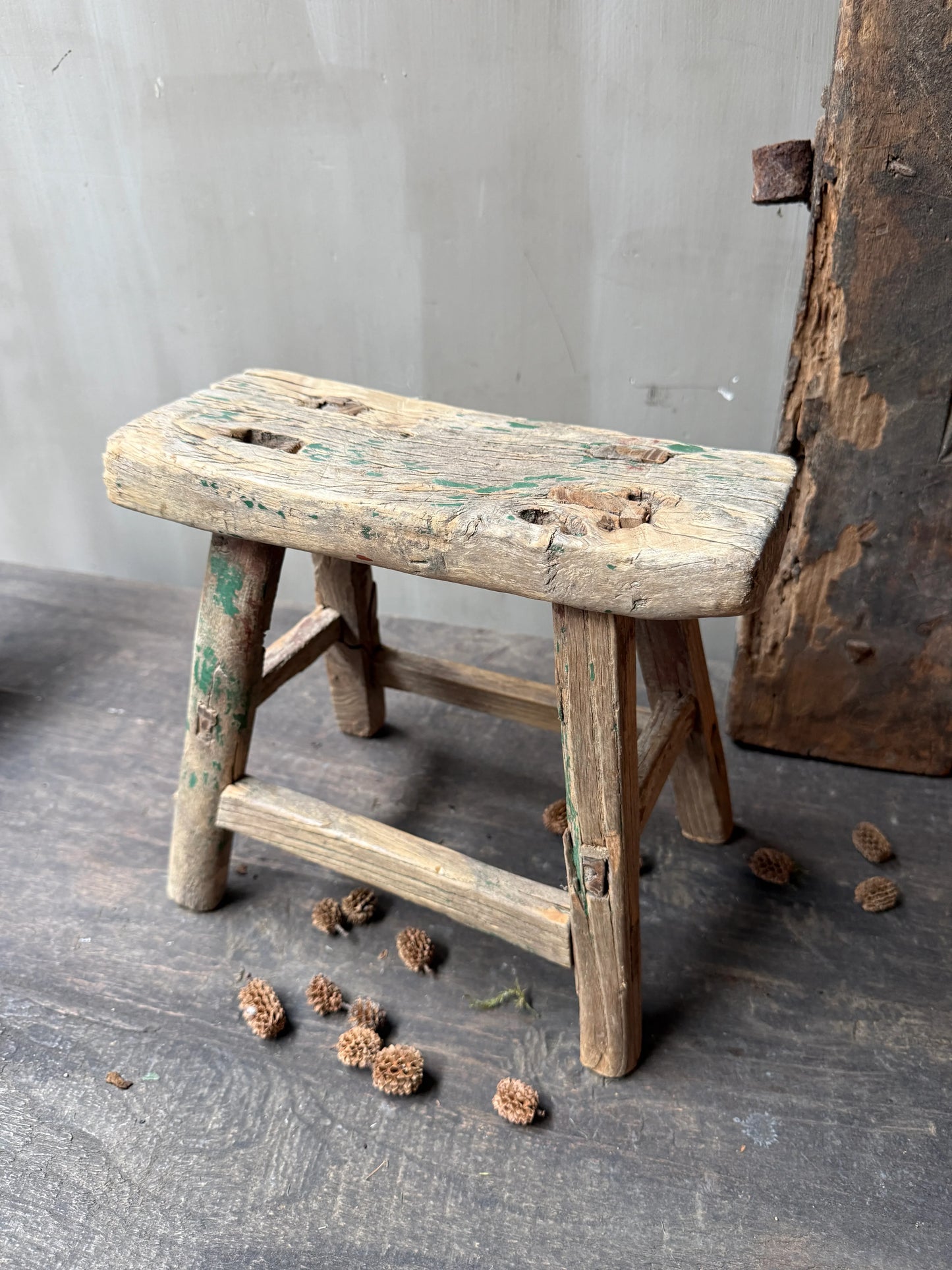 Oud, handgemaakt houten krukje met landelijke uitstraling, My Sober Home woonaccessoire