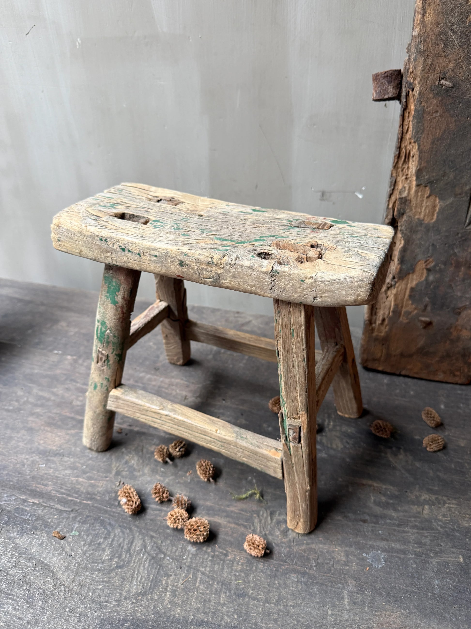 Oud, handgemaakt houten krukje met landelijke uitstraling, My Sober Home woonaccessoire