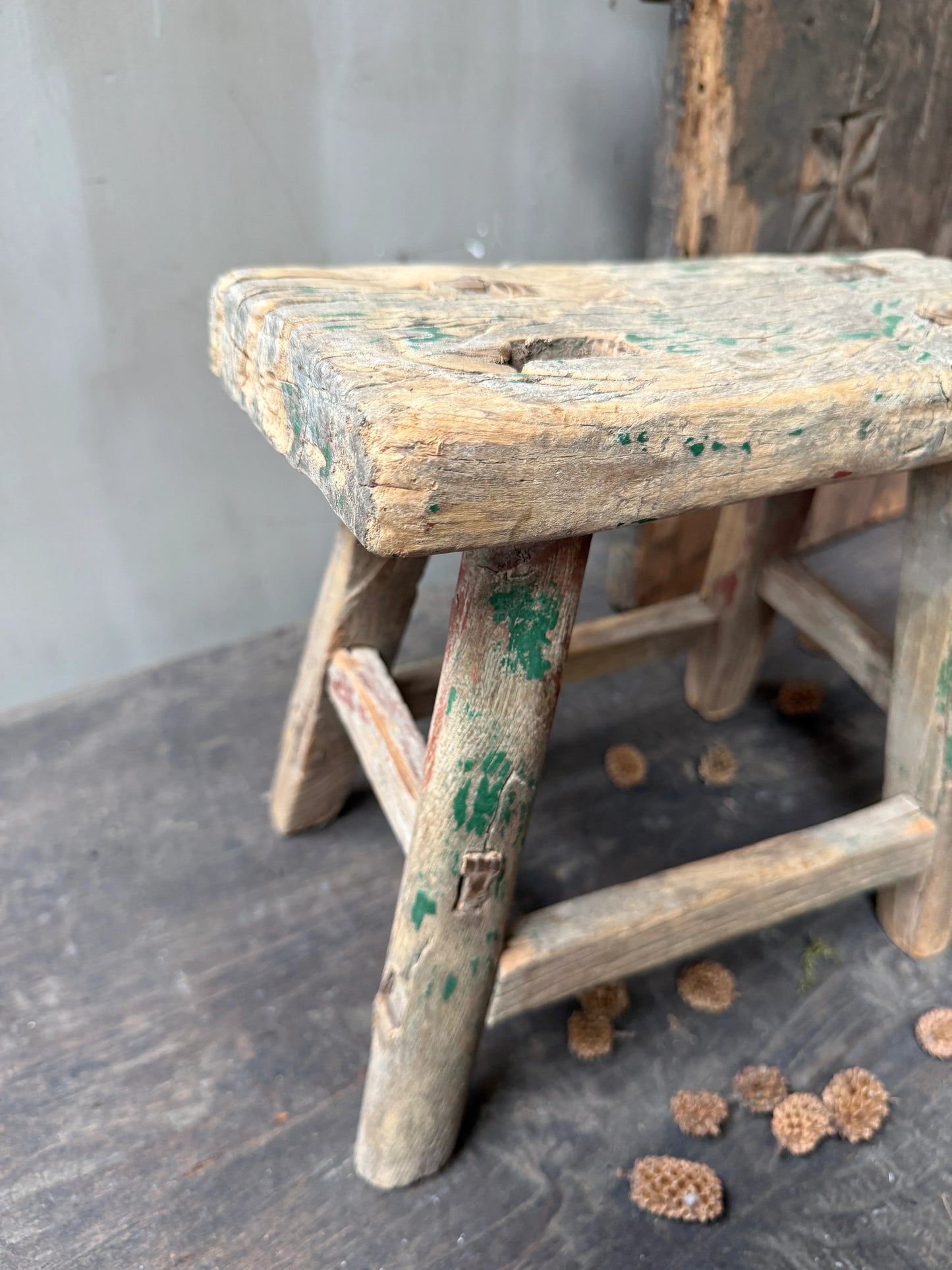 Authentiek handgemaakt babykrukje hout met vintage look, sobere landelijke decoratie