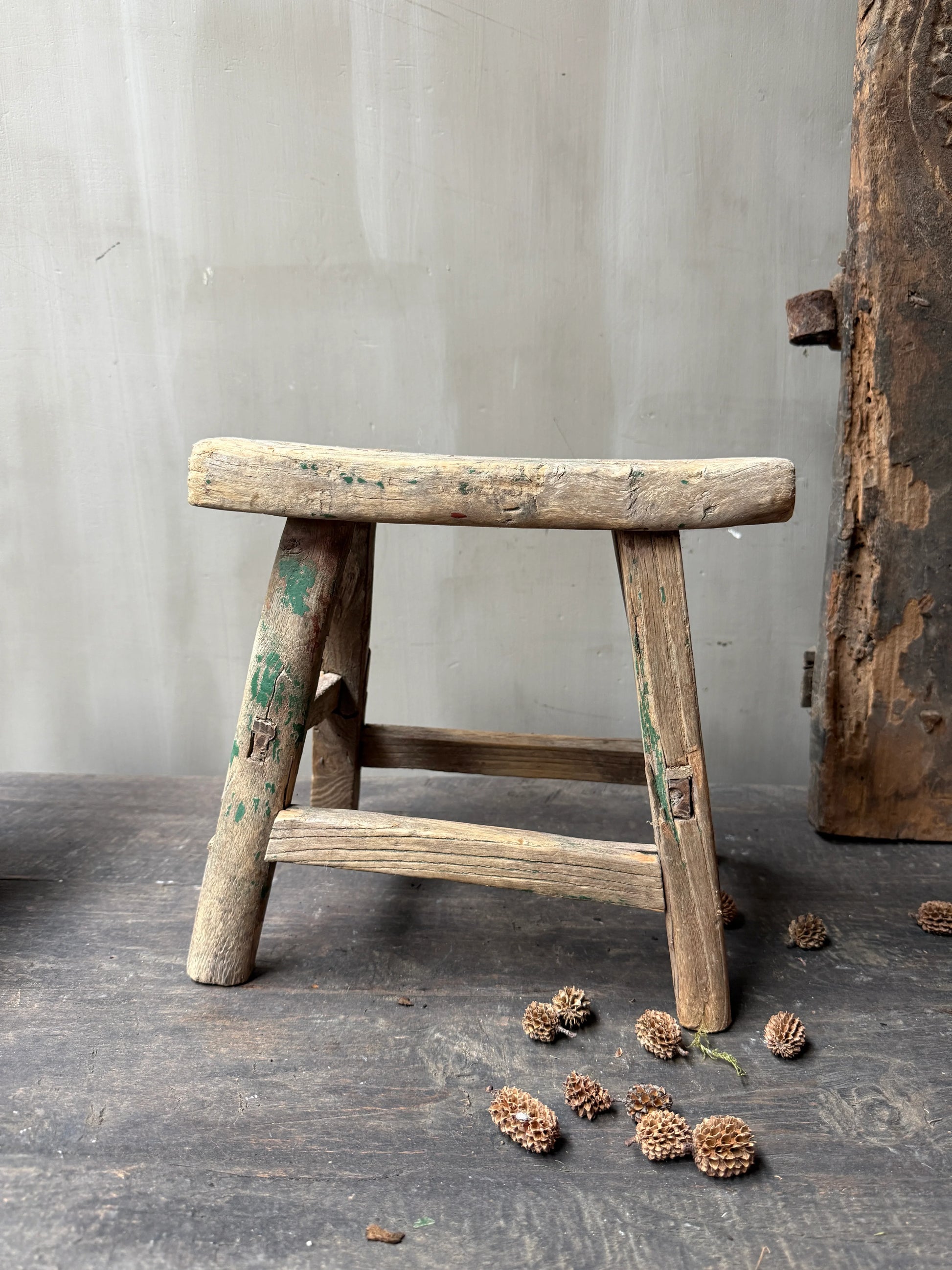 Authentiek handgemaakt houten krukje, landelijke stijl, sober interieur, My Sober Home