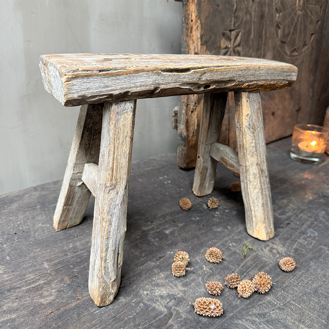 Altes Fensterbrett / Babyhocker