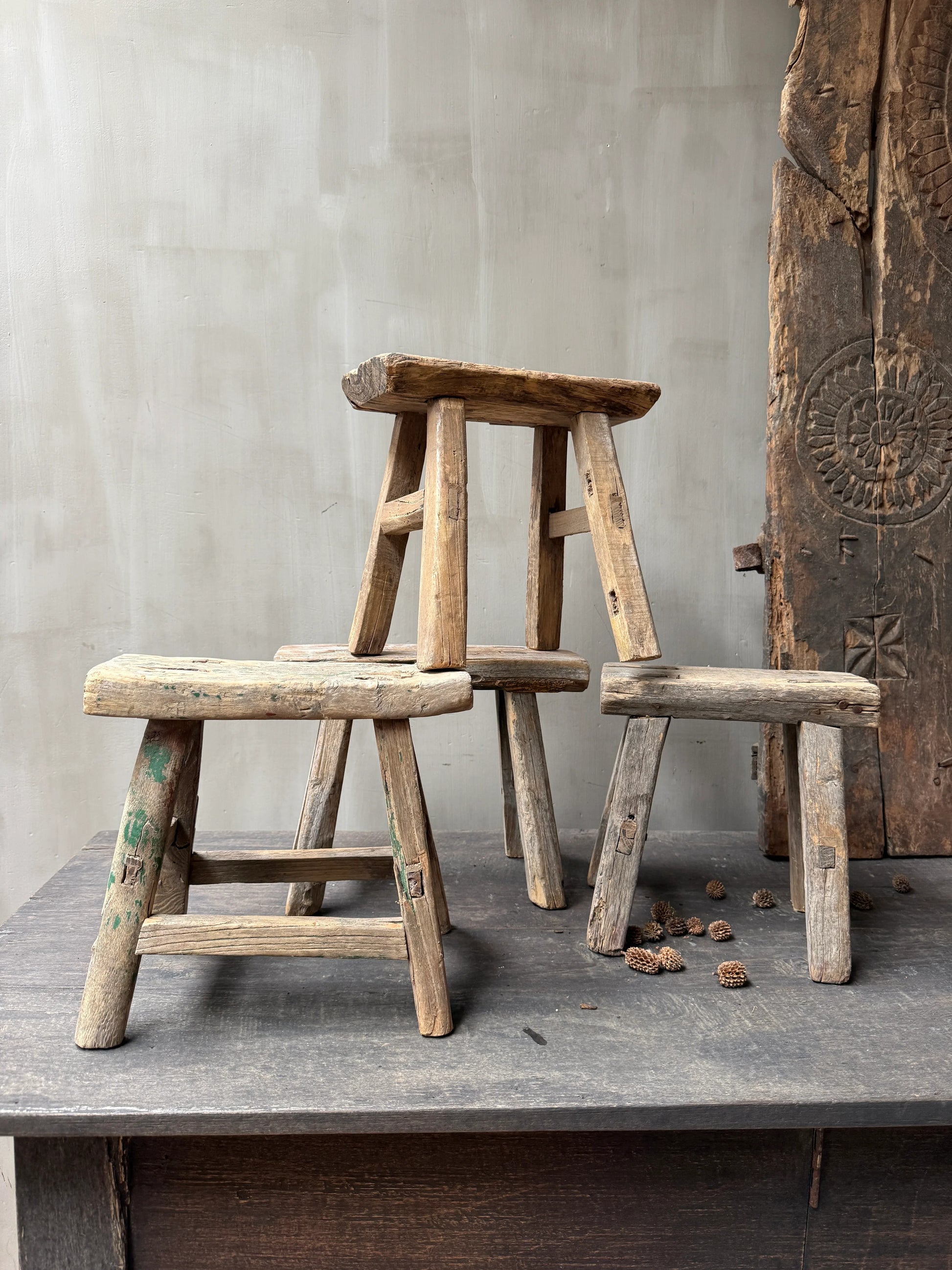 Handgemaakte houten babykrukjes met vintage look bij My Sober Home, landelijke stijl decoratie