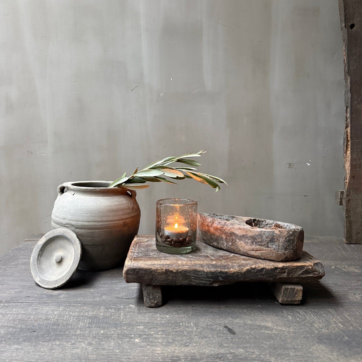 Innendekorationsset aus nepalesischen Krügen