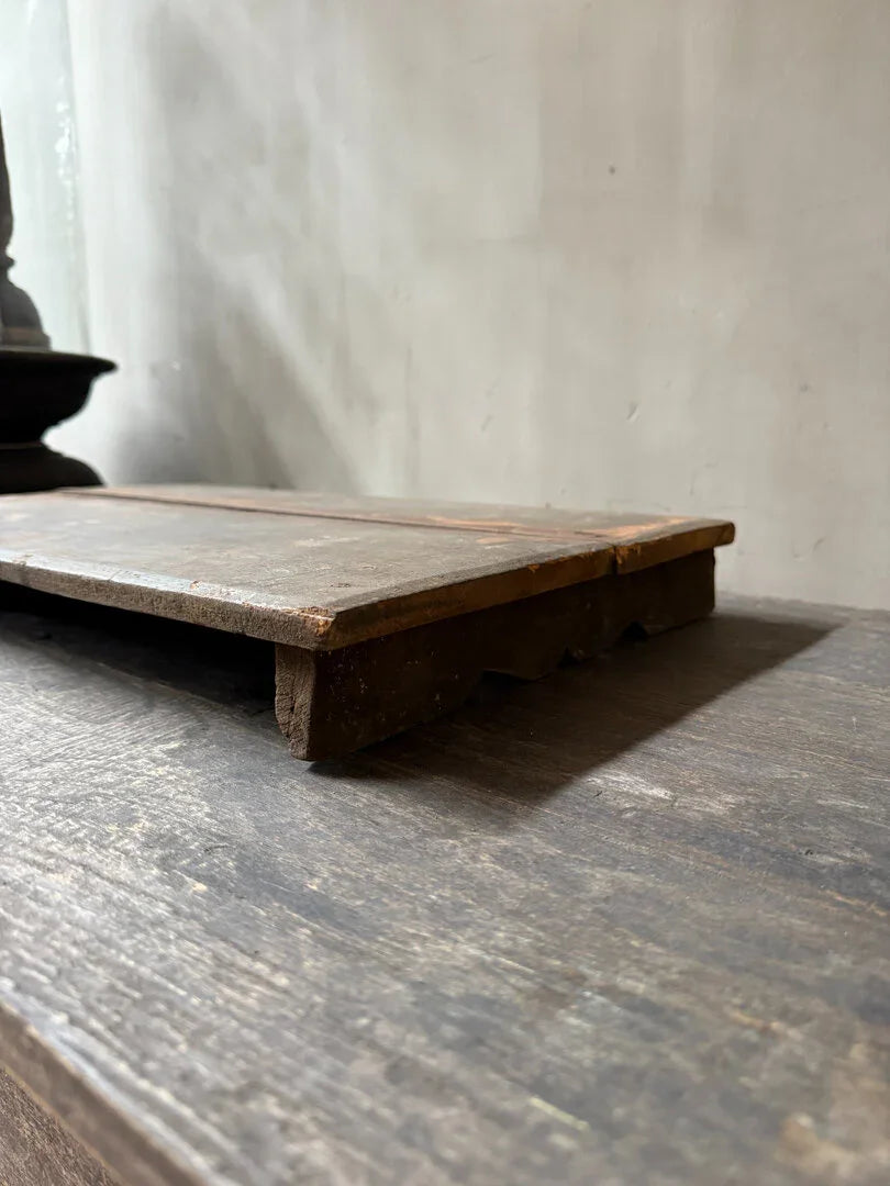 Authentiek, handgemaakt houten plateau op pootjes voor sober landelijk interieur