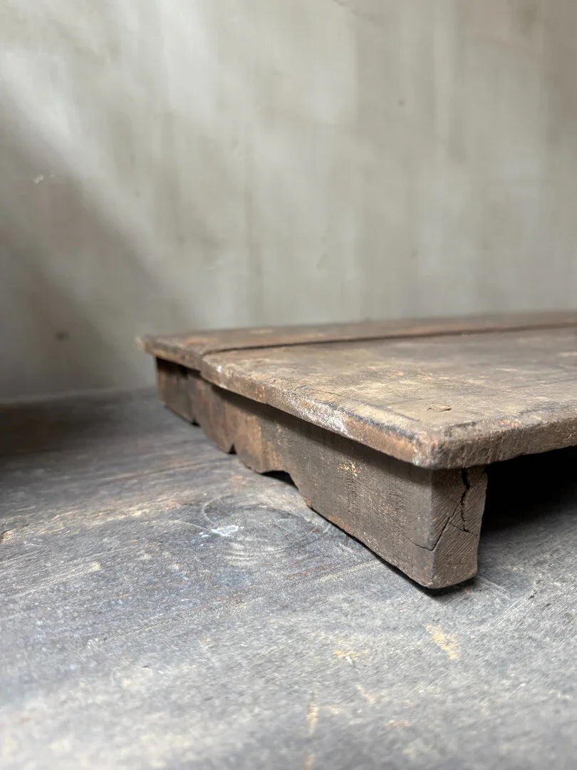 Authentieke handgemaakte houten bajot tafel, sober en landelijk, My Sober Home woonaccessoire