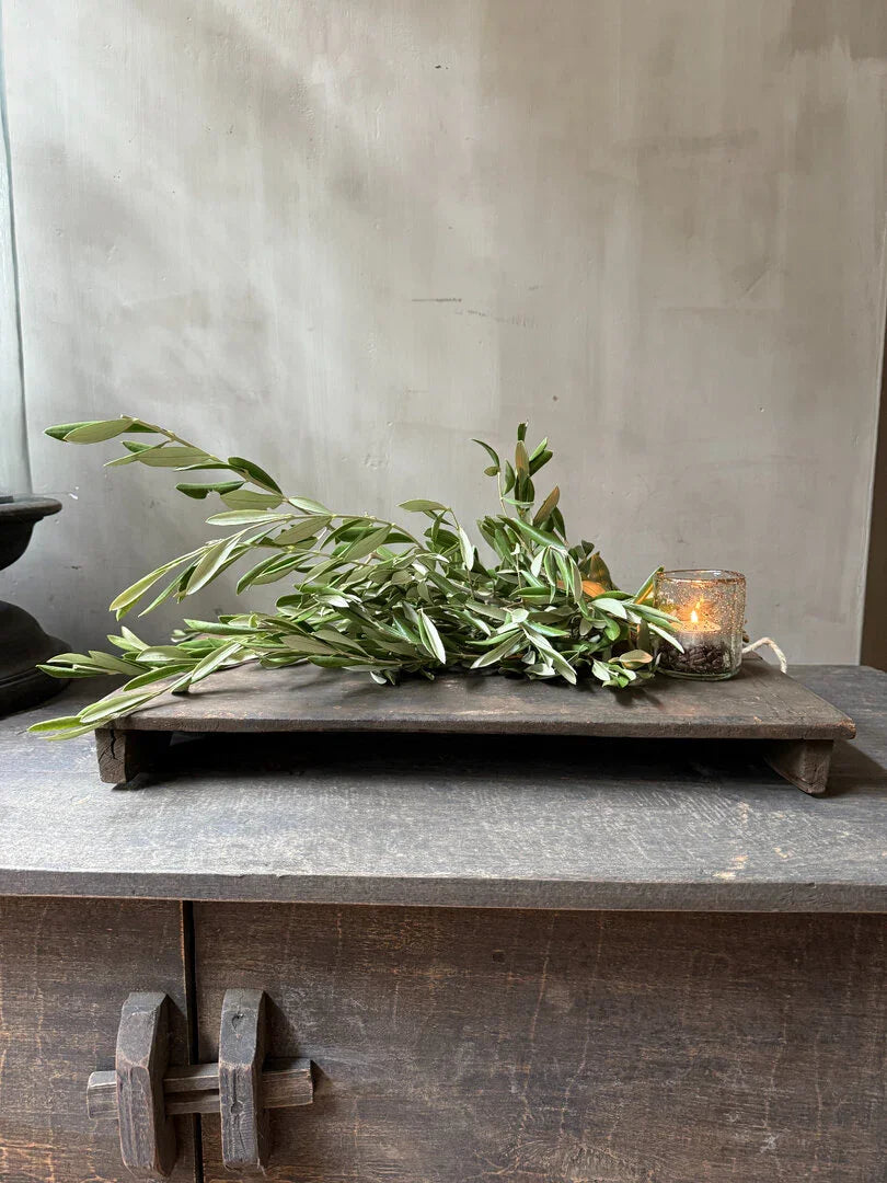 Authentiek houten bajot plateau met groene tak en glazen windlicht, landelijk sober interieur