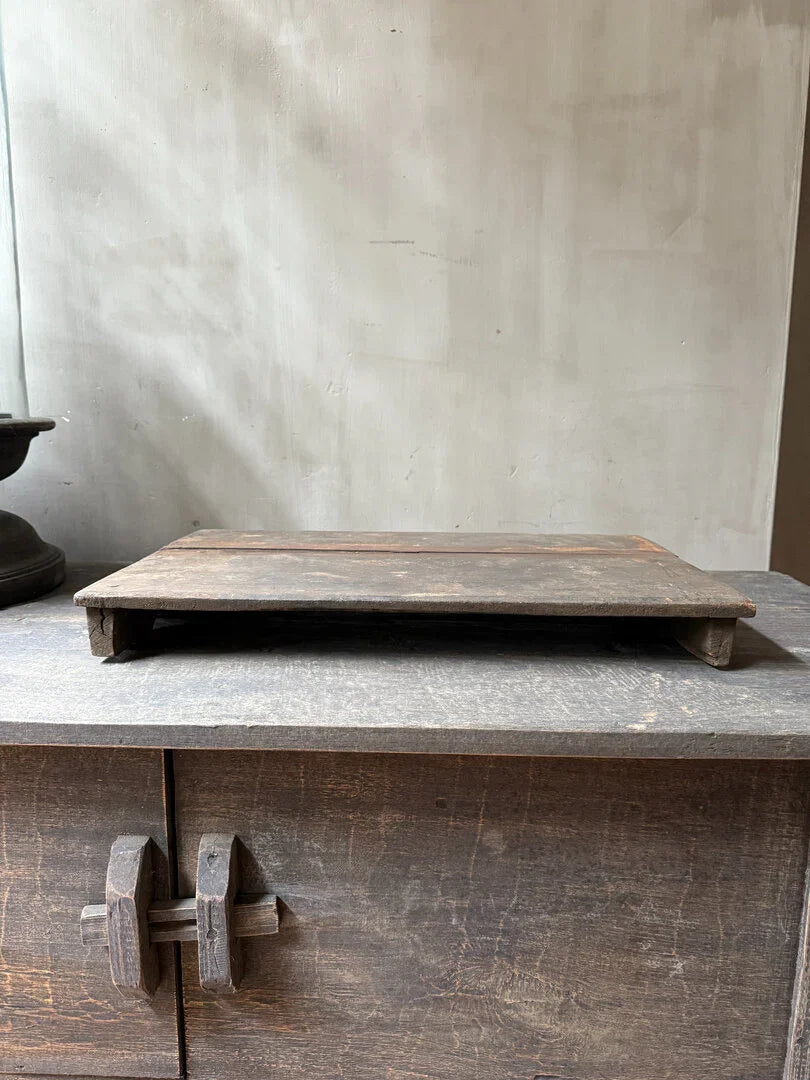 Authentiek houten bajot tafeltje op sobere kast, landelijke woonaccessoires My Sober Home