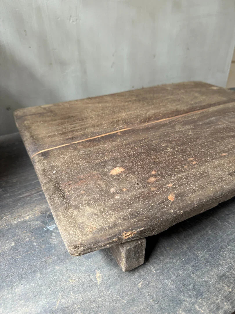 Authentieke, handgemaakte houten Bajot tafel, sober en landelijk interieuraccessoire